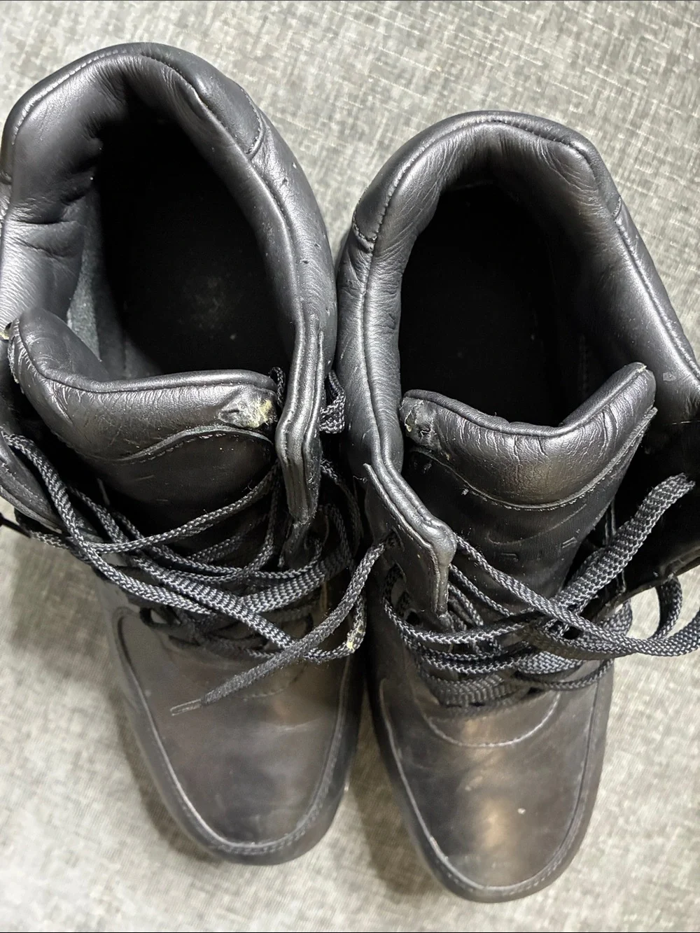 Nike Men’s Black Leather Mid-Top Boots with Visible Air Cushion